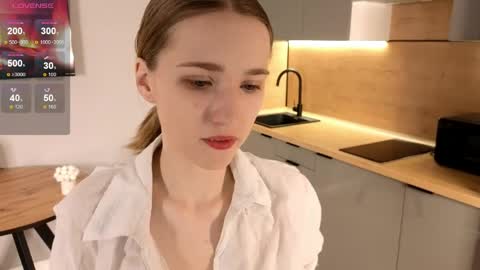 Snapshot of lauracollins__ chatting on April 30, 2:12 pm May online show from April 30, 2:12 pm