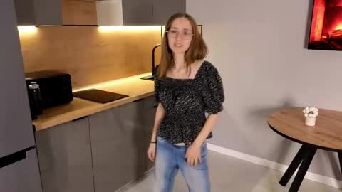 Snapshot of lauracollins__ chatting on May 6, 2:55 pm May online show from May 6, 2:55 pm