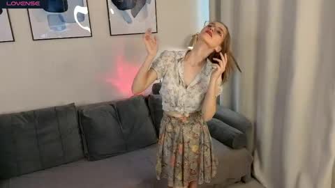 Snapshot of lauracollins__ chatting on May 11, 2:23 pm May online show from May 11, 2:23 pm