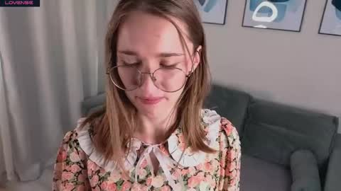 Snapshot of lauracollins__ chatting on May 23, 2:21 pm May online show from May 23, 2:21 pm