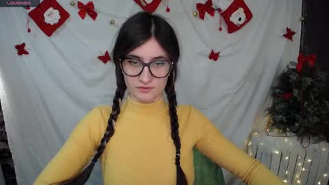 Snapshot of lauradre_ chatting on December 15, 7:13 am Laura online show from December 15, 7:13 am