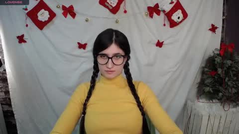 Snapshot of lauradre_ chatting on December 15, 10:39 am Laura online show from December 15, 10:39 am