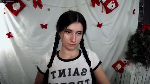 Snapshot of lauradre_ chatting on January 6, 8:35 am Laura online show from January 6, 8:35 am