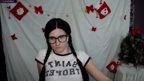 Snapshot of lauradre_ chatting on January 7, 8:45 am Laura online show from January 7, 8:45 am