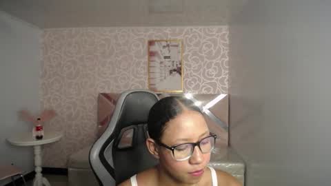 laurakail_ch online show from June 25, 3:06 am