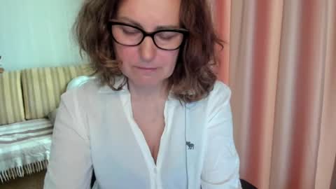 Lauraoven1 online show from May 17, 7:39 am