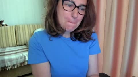 Lauraoven1 online show from May 20, 6:52 am