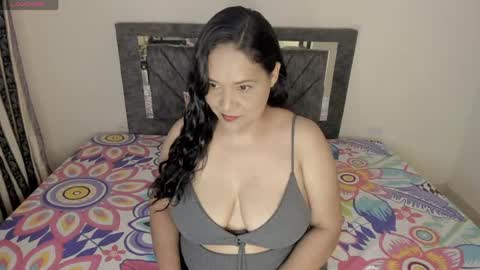 laurasofia01 online show from April 24, 11:18 pm