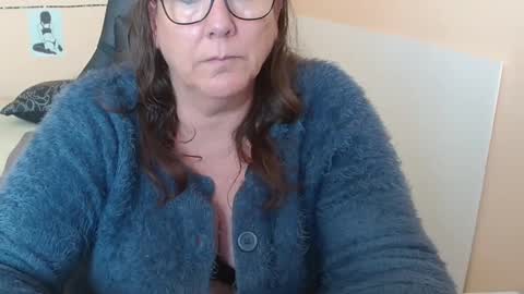 laureanne online show from December 4, 1:42 pm