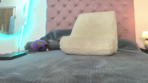 Snapshot of laurenlaine99 chatting on June 25, 1:05 am laurenlaine online show from June 25, 1:05 am