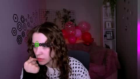 Snapshot of laurenmurrr chatting on February 20, 10:27 am Laure online show from February 20, 10:27 am