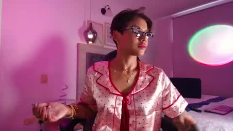 Lauren Saenz online show from July 15, 12:10 pm