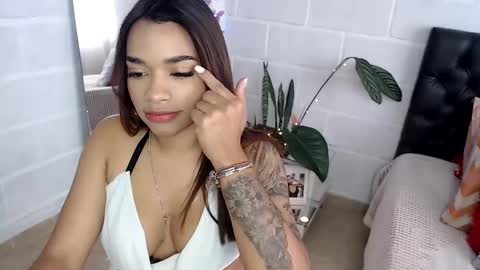 Snapshot of laurenvera_ chatting on December 9, 1:24 pm marcela online show from December 9, 1:24 pm