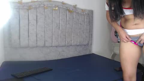 Snapshot of lauri_thx chatting on January 6, 2:10 pm lauri_thx online show from January 6, 2:10 pm