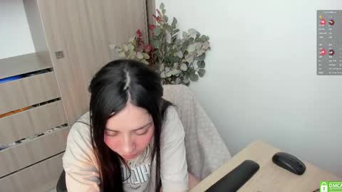 Snapshot of lauryn_chills chatting on May 4, 6:59 pm Lauryn online show from May 4, 6:59 pm
