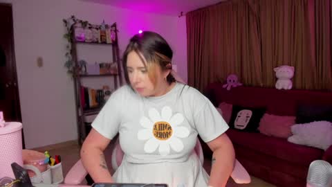 Snapshot of lauu_r chatting on January 2, 2:33 am online show from January 2, 2:33 am