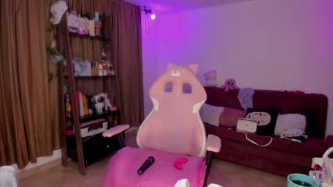 Snapshot of lauu_r chatting on January 18, 9:02 am online show from January 18, 9:02 am