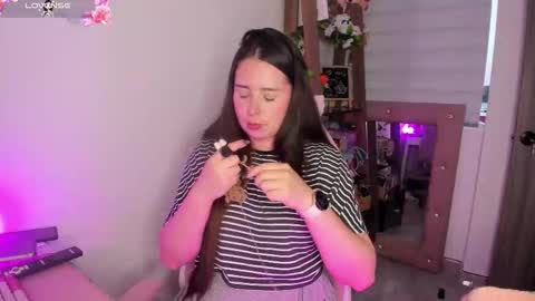 Snapshot of lauu_r chatting on October 17, 10:34 pm online show from October 17, 10:34 pm