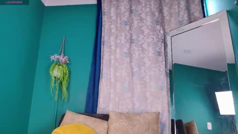 layla_17 online show from May 5, 4:04 pm