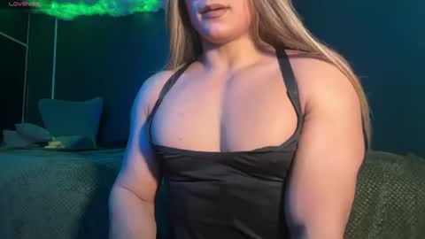 Snapshot of layla_dominac chatting on June 26, 2:49 am Layla help me with your thumbs up its important online show from June 26, 2:49 am