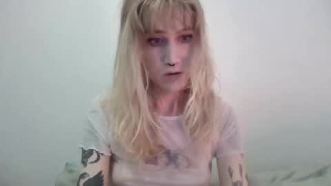 laylahloveless online show from September 9, 5:40 am