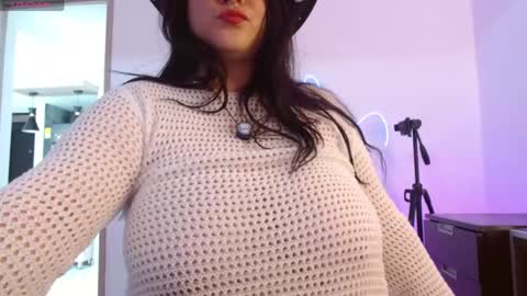 Snapshot of layna_cold chatting on April 25, 5:21 pm Vannessa online show from April 25, 5:21 pm