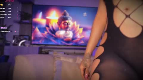 L E A   online show from July 1, 6:07 pm