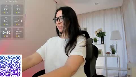 Snapshot of lea_shadom chatting on June 23, 1:14 am Lea online show from June 23, 1:14 am