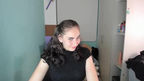 Snapshot of leah_sm chatting on January 22, 4:34 am Laura online show from January 22, 4:34 am