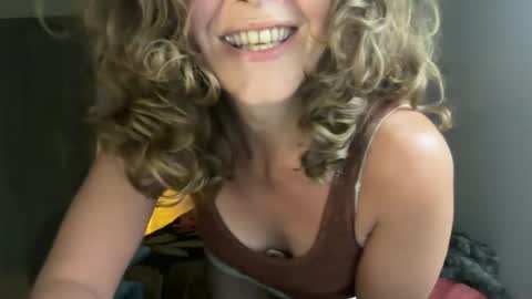 Snapshot of leahsparkles chatting on July 8, 4:28 am Leah Sparkles online show from July 8, 4:28 am