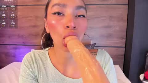 Snapshot of leamonroe__ chatting on June 19, 4:33 pm Hey Im Lea online show from June 19, 4:33 pm