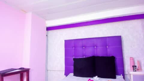 leamoreau__ online show from November 25, 11:43 am