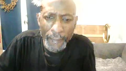 Snapshot of leeguy_hugedick chatting on June 20, 8:06 am Ebony DeafGuy online show from June 20, 8:06 am