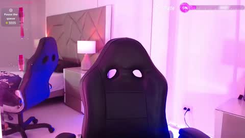 Snapshot of leethompson_ chatting on February 19, 12:22 pm Leet online show from February 19, 12:22 pm