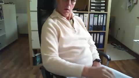 Snapshot of lefti27 chatting on February 15, 11:19 am Dave online show from February 15, 11:19 am