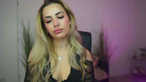 Snapshot of legallyblonde18 chatting on April 10, 12:54 pm LegallyBlonde18 online show from April 10, 12:54 pm