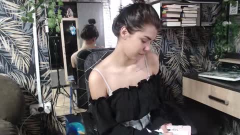 Snapshot of legenda_liya chatting on October 15, 12:49 pm Liya online show from October 15, 12:49 pm