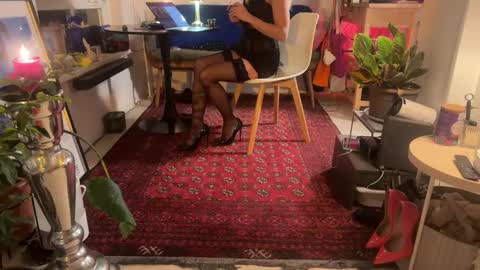 Snapshot of legsylegsinton chatting on October 31, 10:00 pm legsylegsinton online show from October 31, 10:00 pm