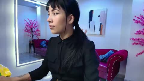 Leia.  online show from October 9, 5:33 pm