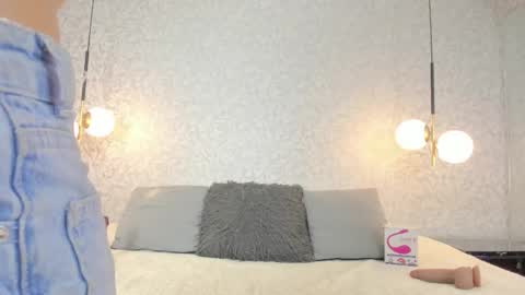 Snapshot of leigh_angels chatting on February 12, 9:32 pm LEIGH ANGELS online show from February 12, 9:32 pm