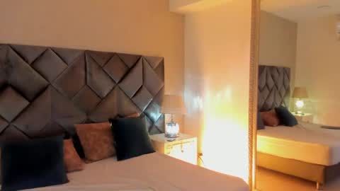 Leizathompson online show from April 18, 5:17 pm