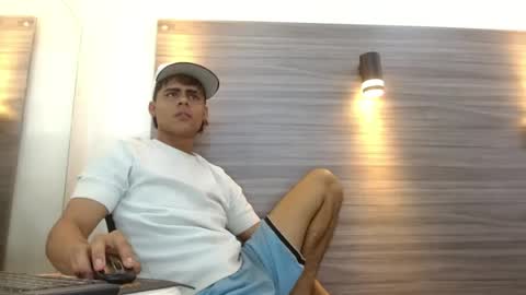 Snapshot of lelehott01 chatting on July 14, 3:22 am lelehott01 online show from July 14, 3:22 am