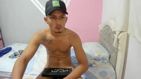 Snapshot of lenuam_and_tiffany chatting on February 1, 11:27 pm lenuam_and_tiffany online show from February 1, 11:27 pm