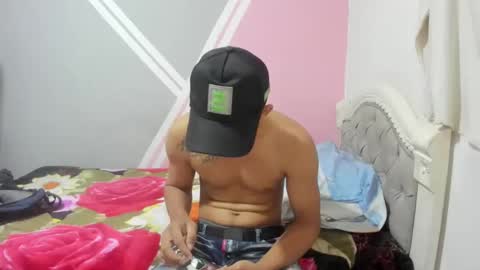 Snapshot of lenuam_and_tiffany chatting on February 6, 2:22 am lenuam_and_tiffany online show from February 6, 2:22 am