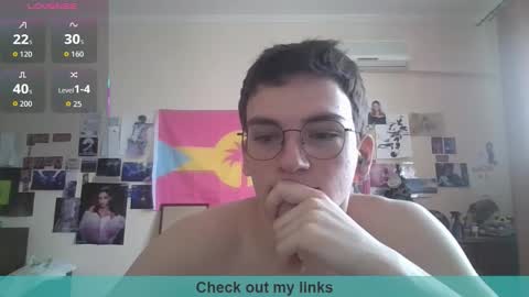 Snapshot of leo_cutie chatting on February 25, 10:58 am leo_cutie online show from February 25, 10:58 am