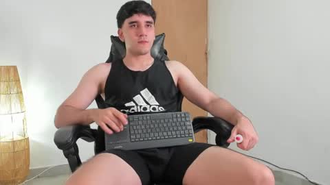 Snapshot of leo_jones389 chatting on June 10, 12:22 am Leo Jones online show from June 10, 12:22 am