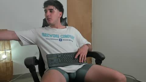 Snapshot of leo_jones389 chatting on June 11, 8:51 pm Leo Jones online show from June 11, 8:51 pm