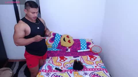 Snapshot of leo_muscleboy chatting on February 8, 1:11 am Leo online show from February 8, 1:11 am