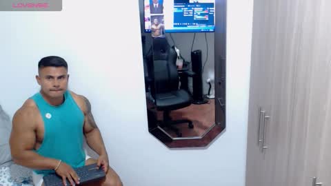 Snapshot of leo_muscleboy chatting on October 12, 12:42 am Leo online show from October 12, 12:42 am