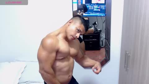 Snapshot of leo_muscleboy chatting on October 22, 9:47 pm Leo online show from October 22, 9:47 pm